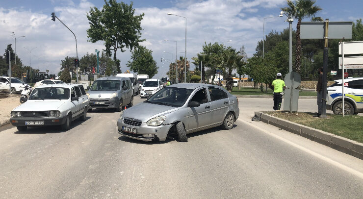 Adıyaman’da Trafik Kazası: Otomobil Kaldırıma Çarptı