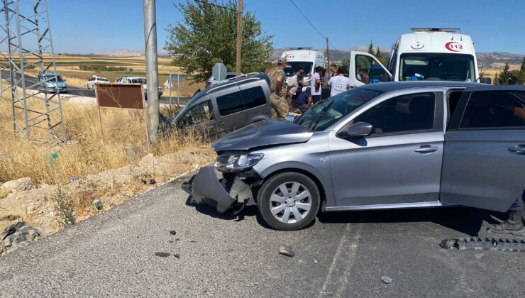 Adıyaman’da İki Otomobil Çarpıştı: 4 Yaralı