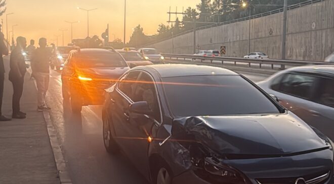 ALTINŞEHİR KÖPRÜSÜ’NDE MADDI HASARLI KAZA