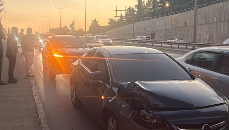 ALTINŞEHİR KÖPRÜSÜ’NDE MADDI HASARLI KAZA